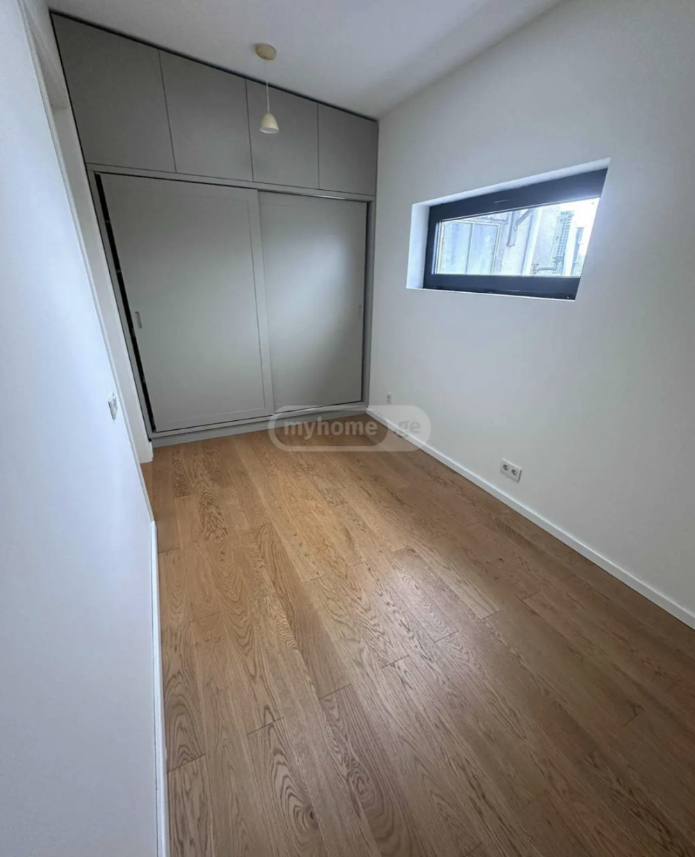 ქირავდება 5 ოთახიანი ბინა საბურთალოზე